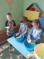 Мы игрушки моем дружно, потому что это нужно! Мы игрушки моем дружно, потому что это нужно!.